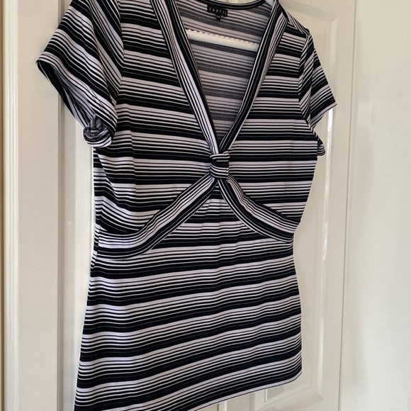 Women - dressy or casual stretch top, black and white short sleeve - Picture 5 of 11